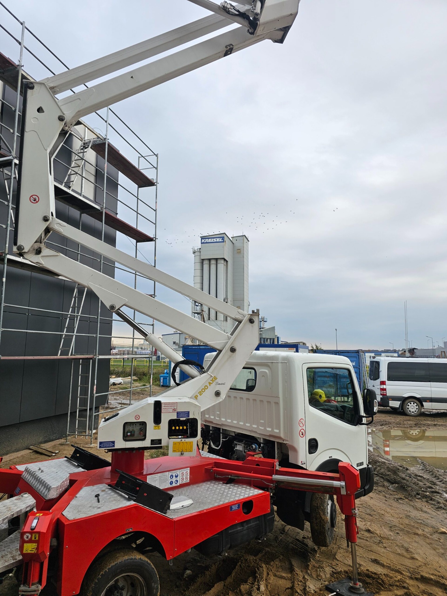 Podnośnik koszowy INLIFTER przy elewacji budynku